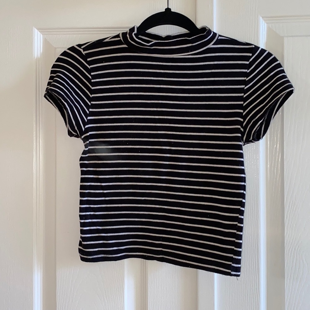 NWOT Black and White Stripe Cropped Open Back Short Sleeve T-Shirt